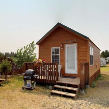 Welcome to the Yellowstone Lux Little Bear Cabin.