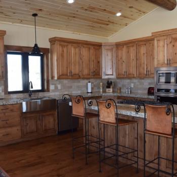 Very open kitchen equipped with stainless steel appliances.