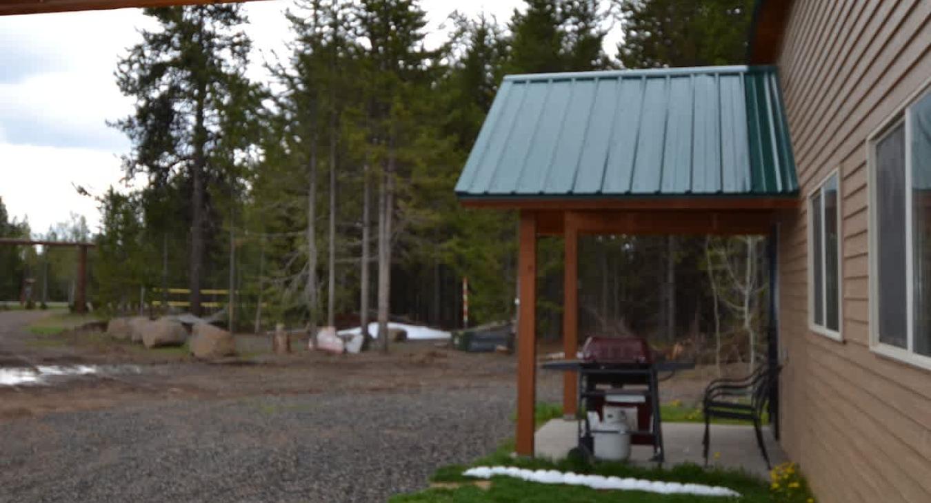 A barbecue is available for your barbecuing needs.