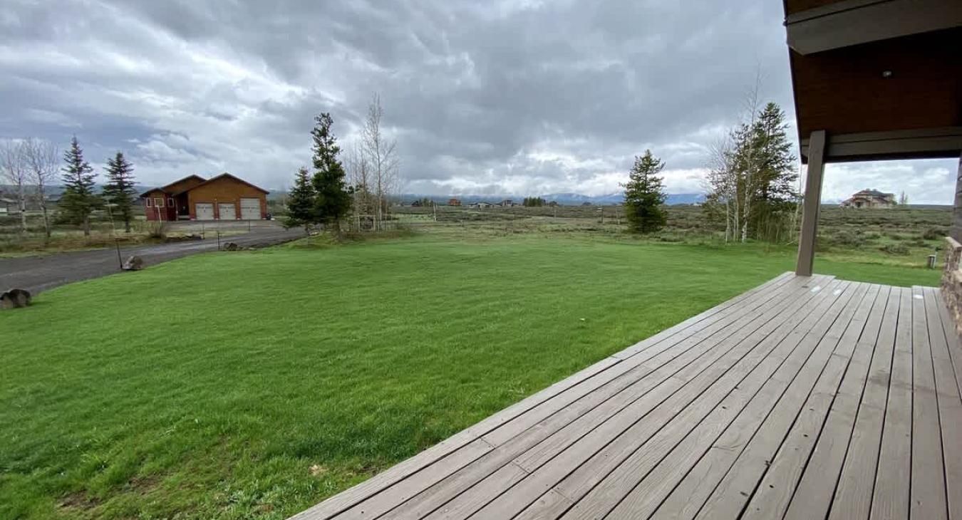 From the front of the cabin there is a small porch to enjoy the large landscape of the cabin.