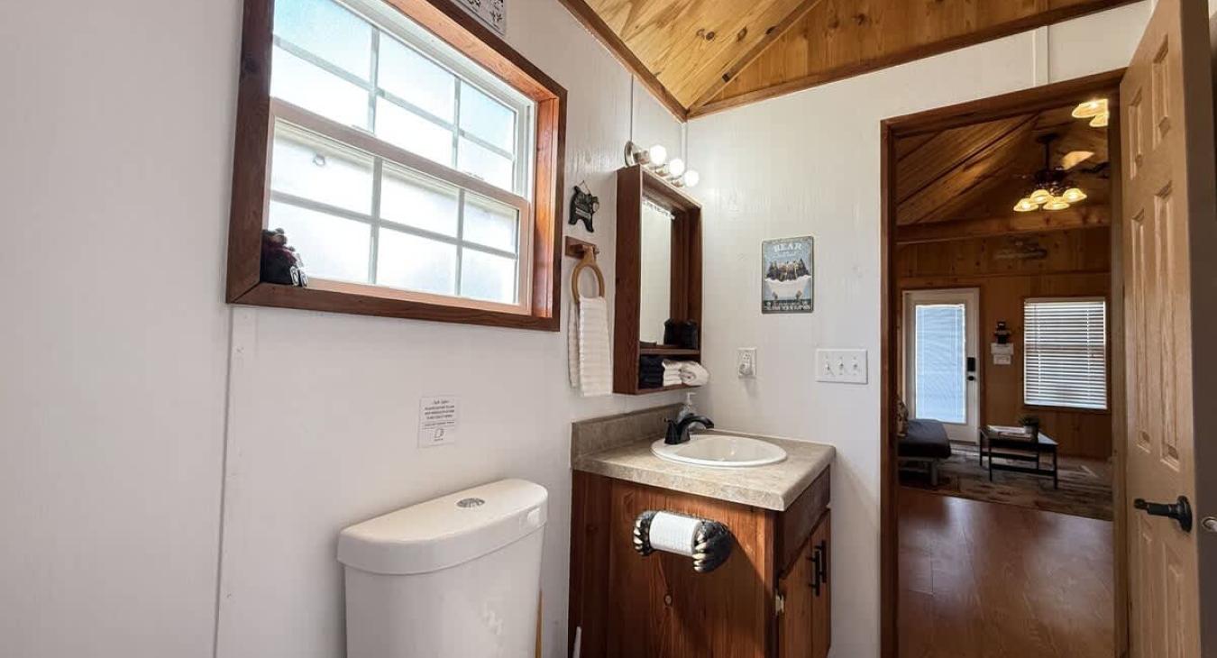 Spacious bathroom with shower/tub, toilet, and sink vantiy.
