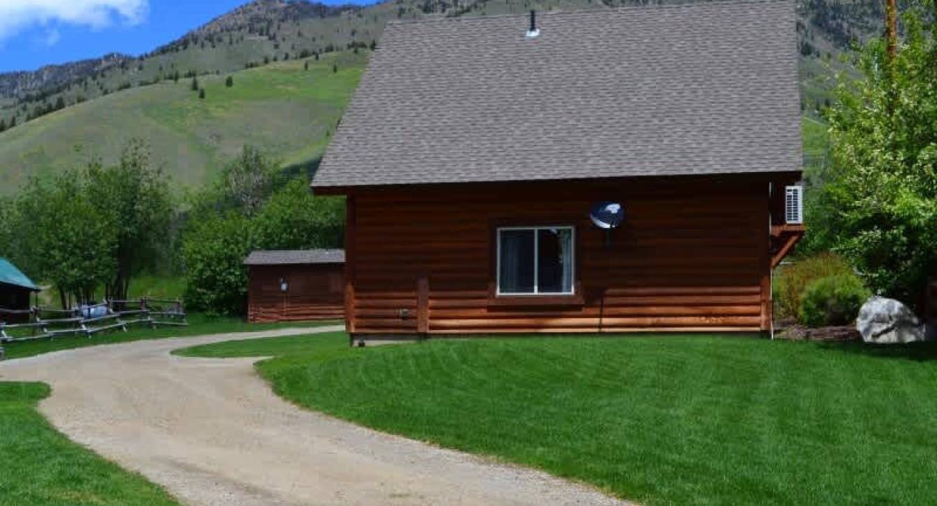 Driveway between main house and apartment
