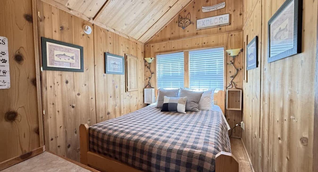 Main bedroom with a Queen size bed.