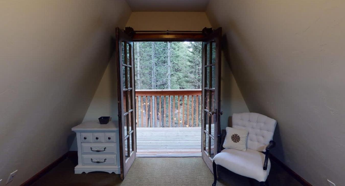 Welcome to Creekside Cabin.