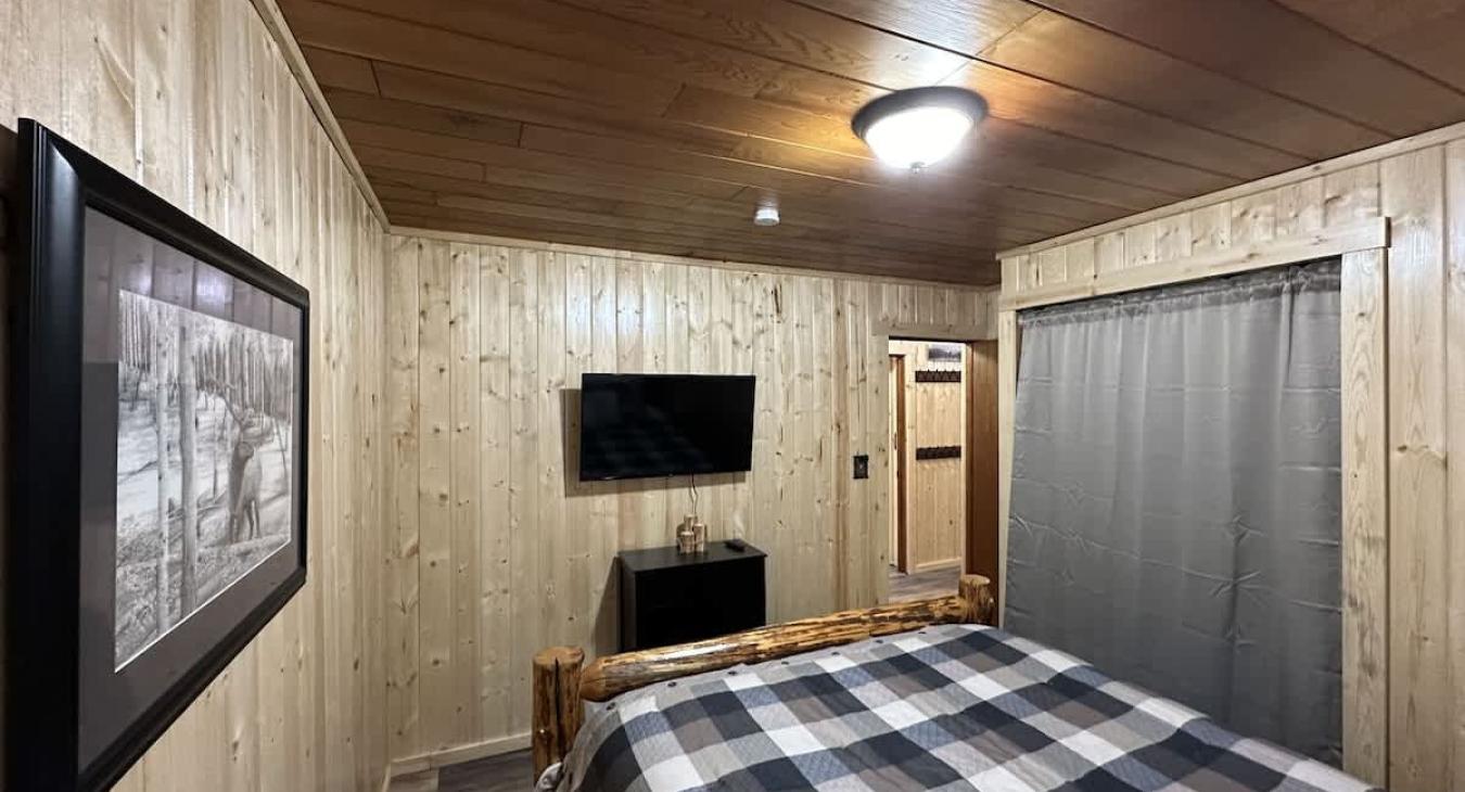 Queen bedroom with flat screen smart tv