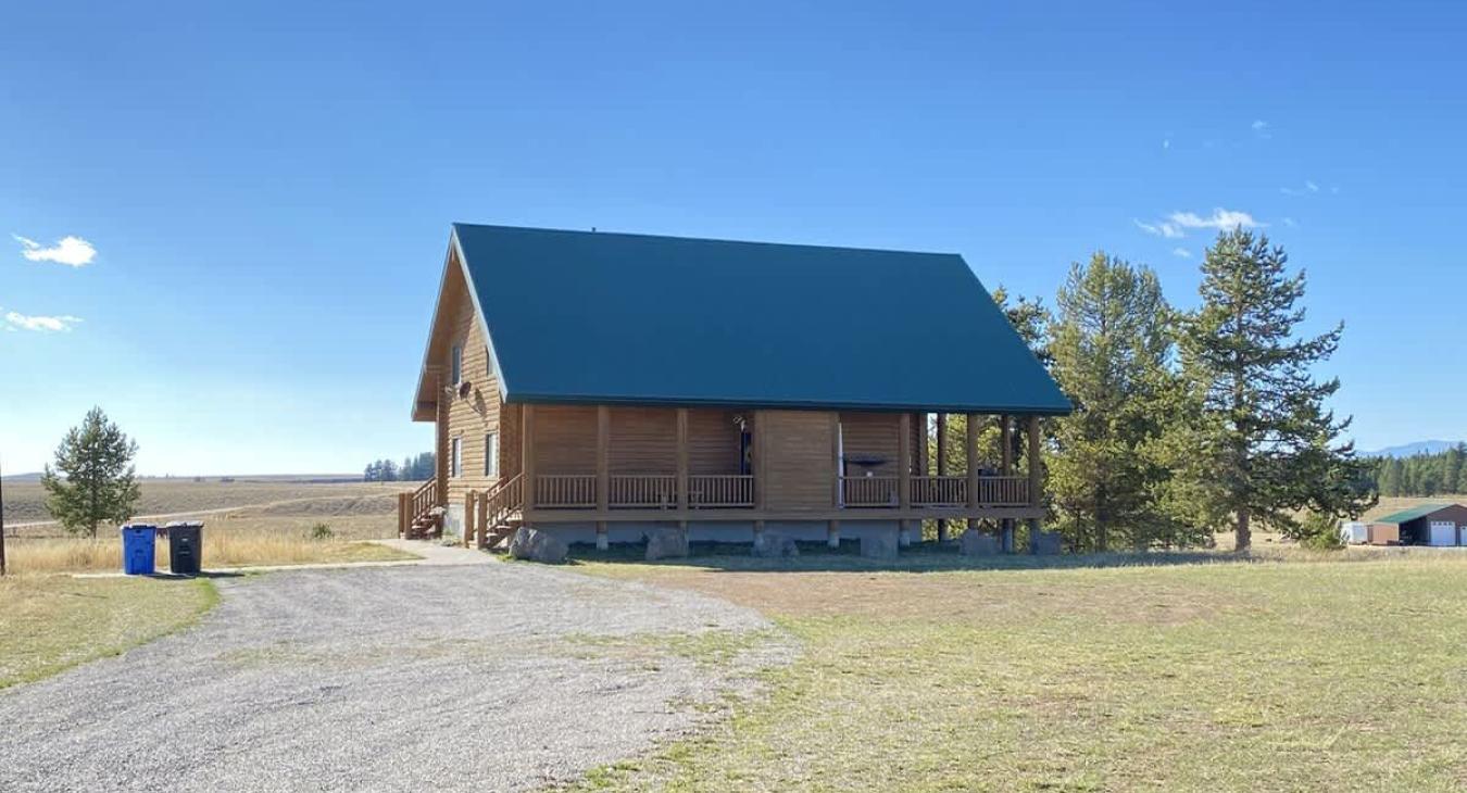 Big open driveway to park all of your vehicles.