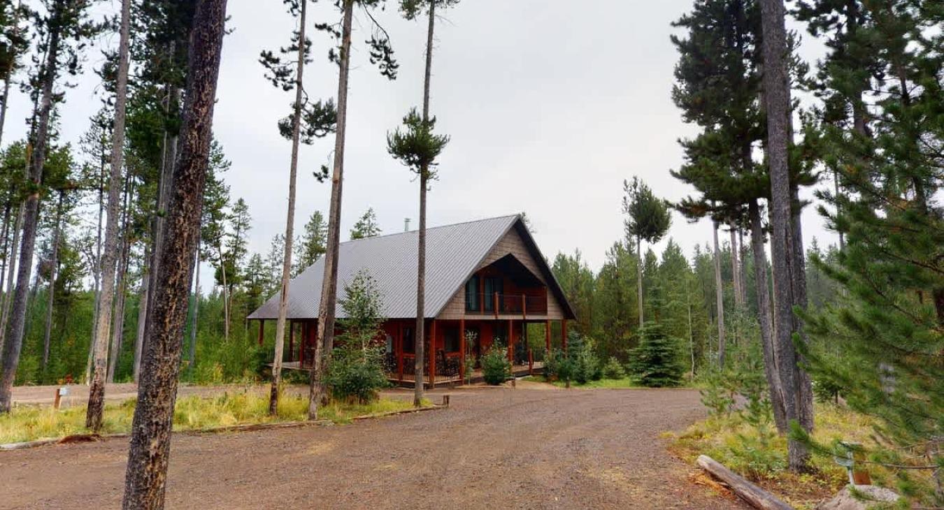 This cabin is nestled in the towering trees of Island Park.