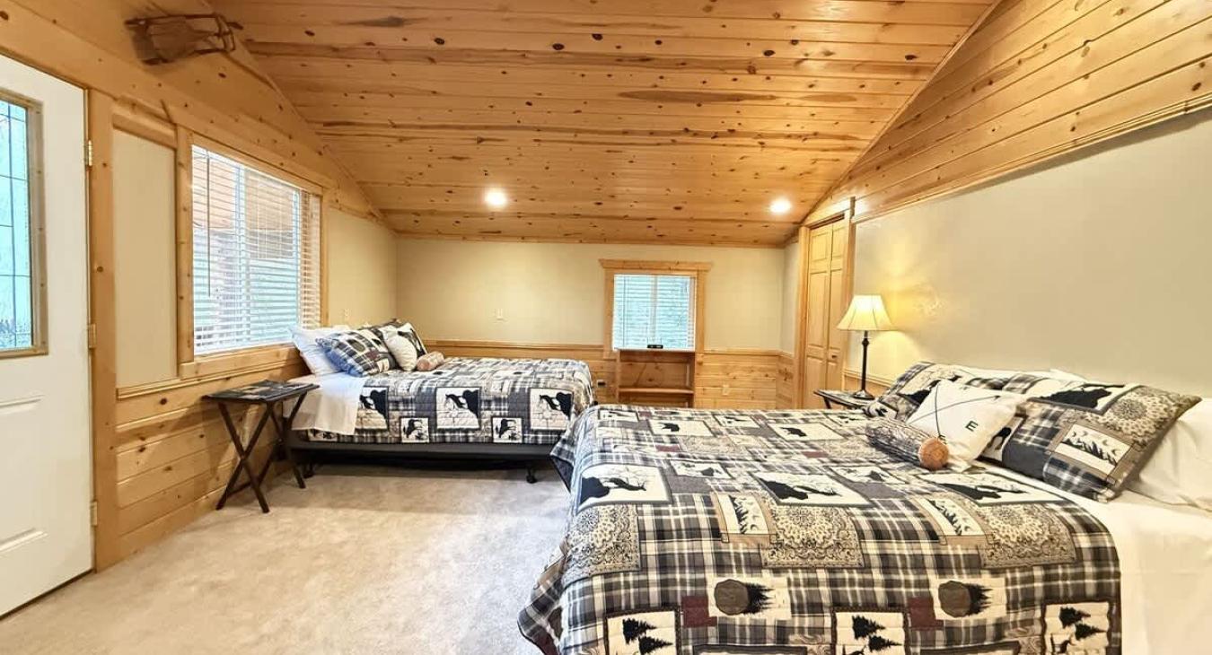 Loft space with 2 queen beds.