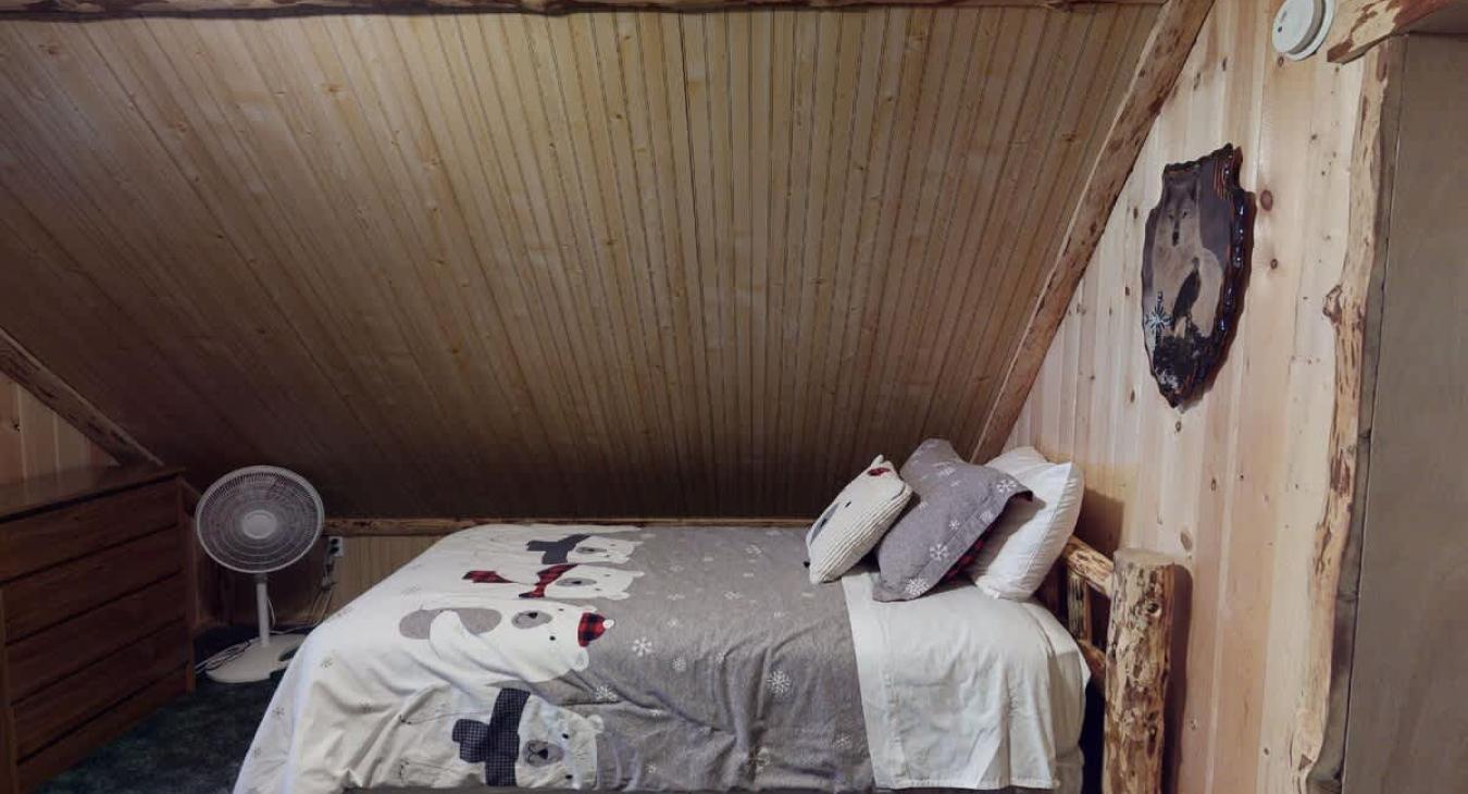 Bedroom #2 with 2 twin beds.