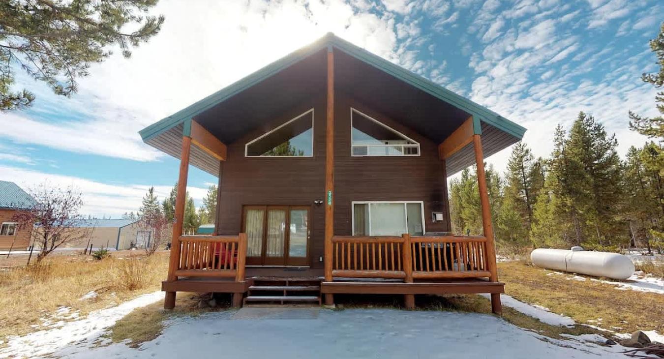 Welcome to Kota Bear Cabin located in Shotgun subdivision of Island Park.