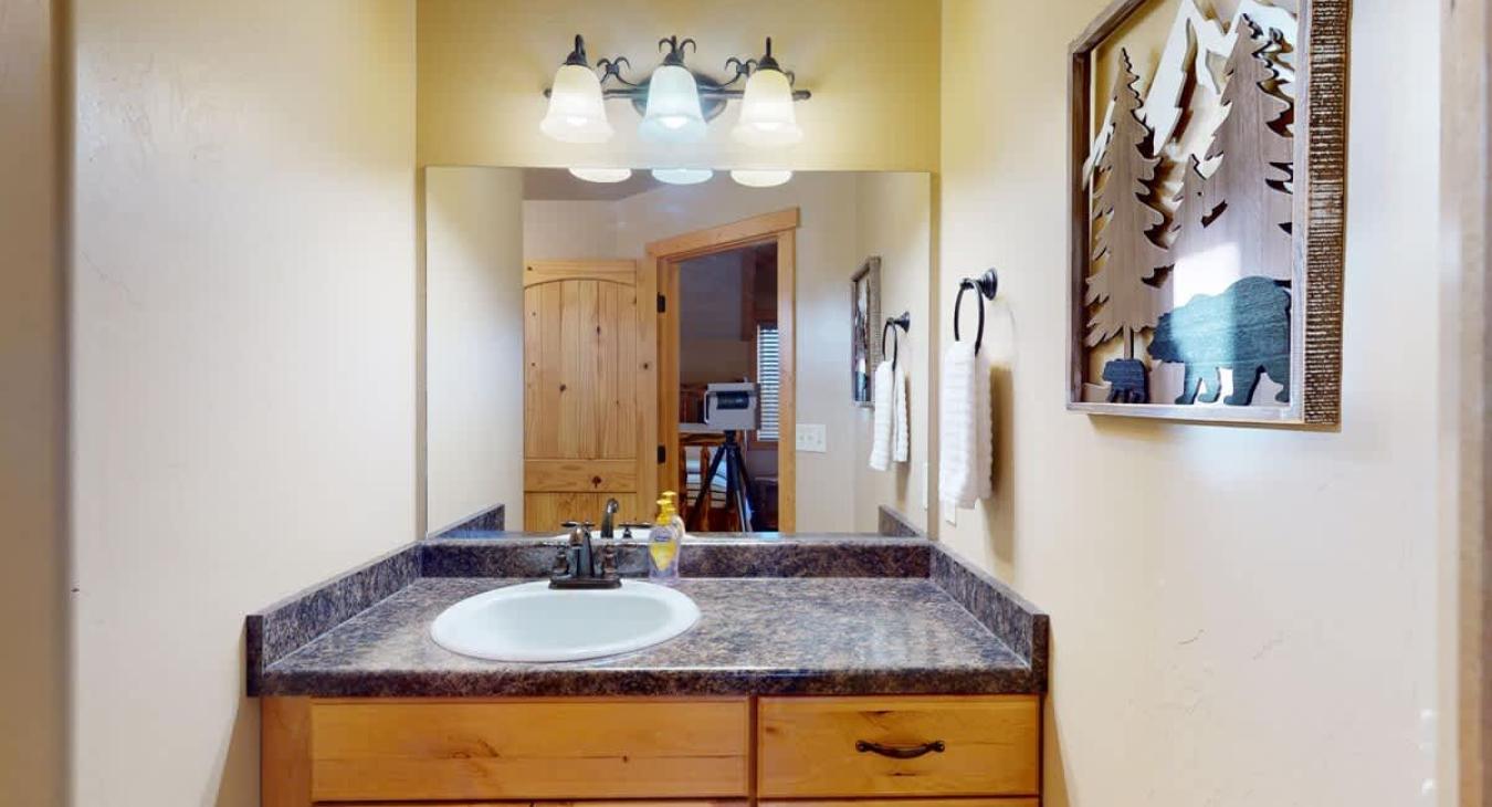 Third bathroom with storage space to store your belongings.