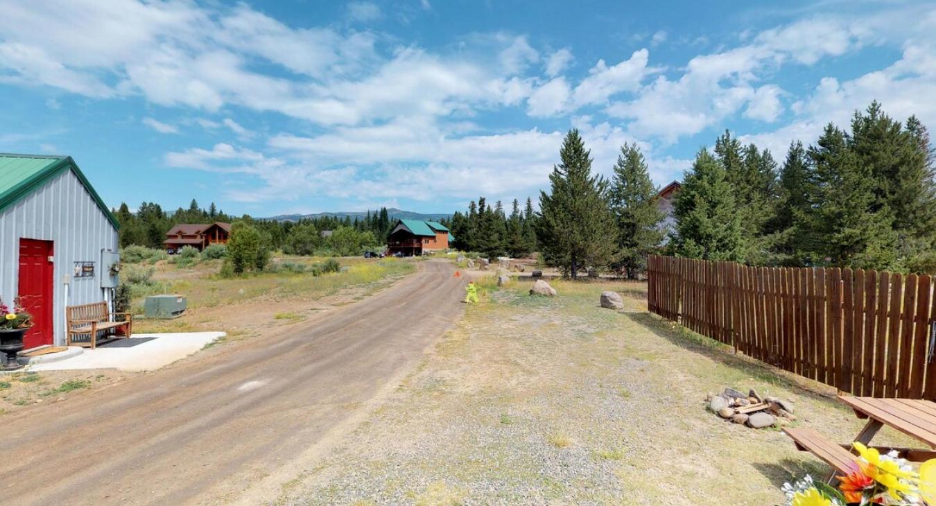 The road in Yellowstone Lux that leads you around to the different cabins.