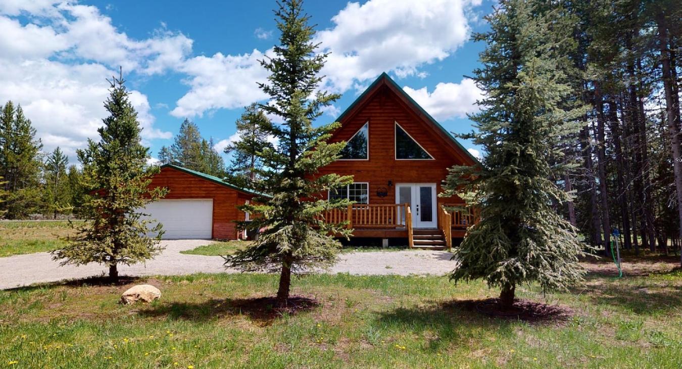 Beautiful log cabin near Big Springs.