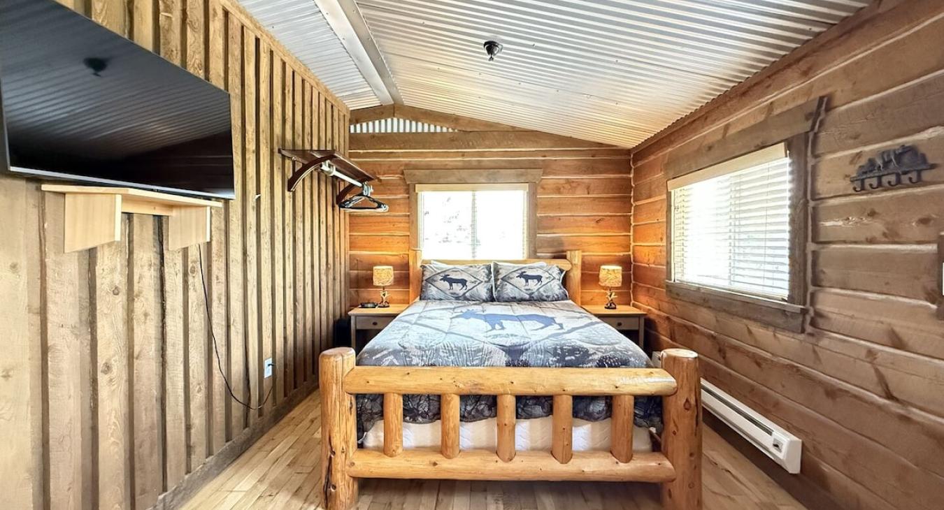 Bedroom with a Queen size bed, perfect for 2 people.