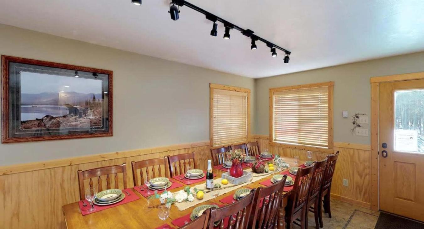 Enjoy a nice meal during your stay with everyone at the dining table.