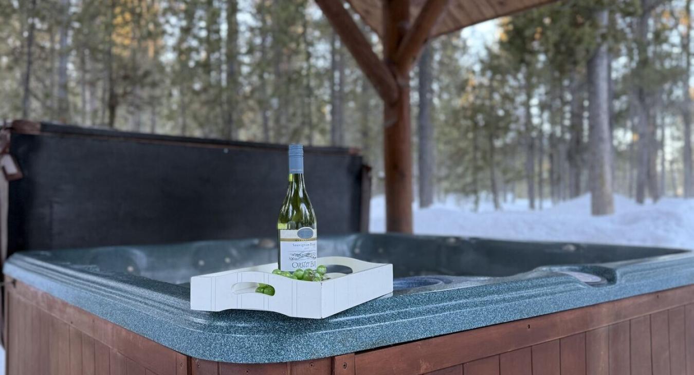 Enjoy the hot tub, towels are provided.