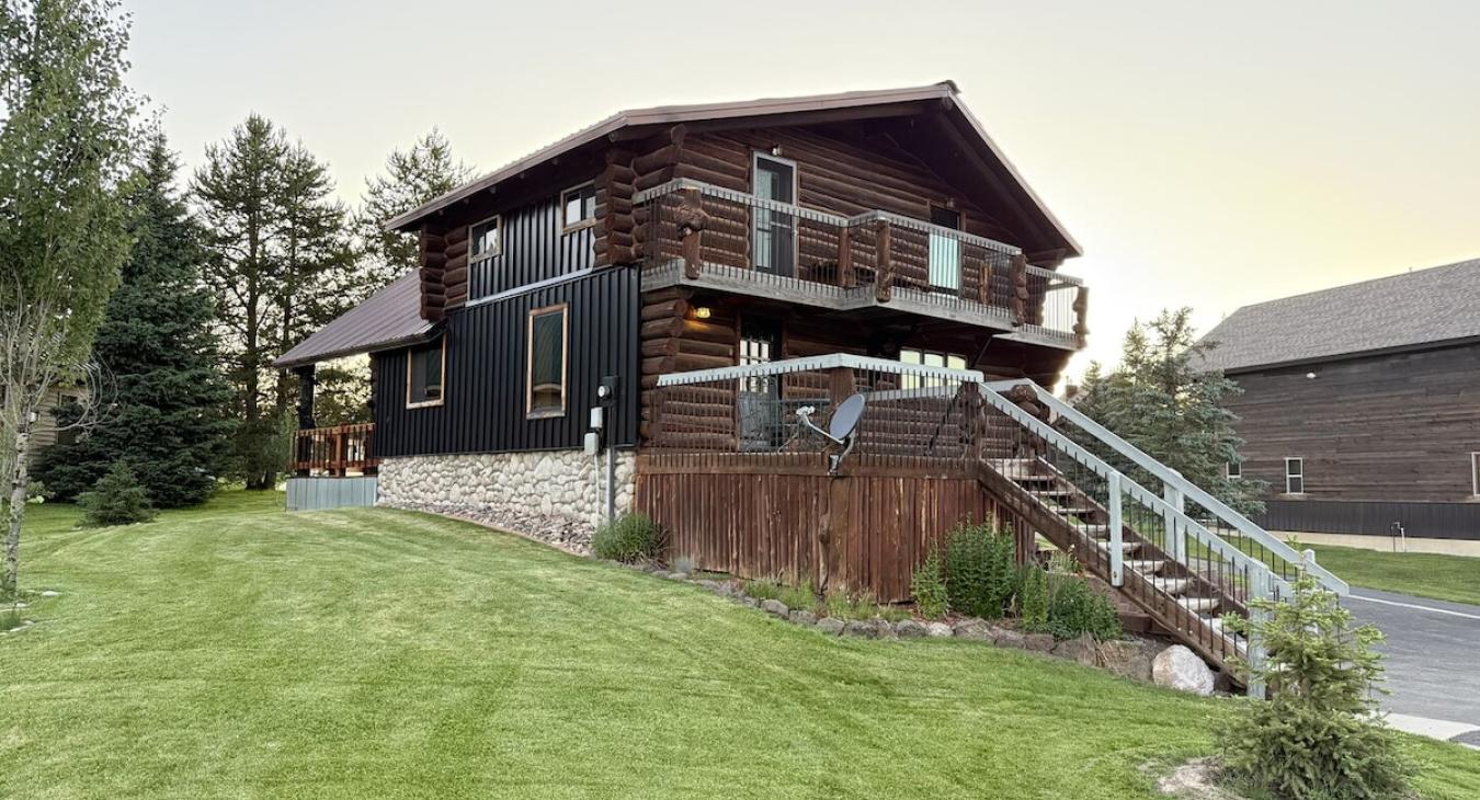 Being located on the golf course, the cabin offers easy access to the fairways and greens, making it an ideal spot for avid golfers who want to step outside their door and enjoy a round of golf at their leisure.