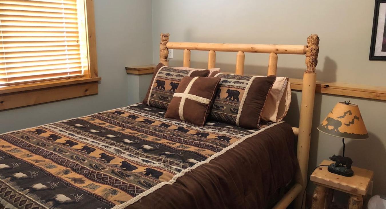 Downstairs 2nd bedroom with a Queen bed.