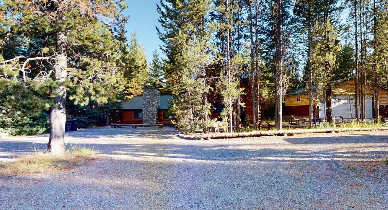 Large driveway for all of your vehicles.