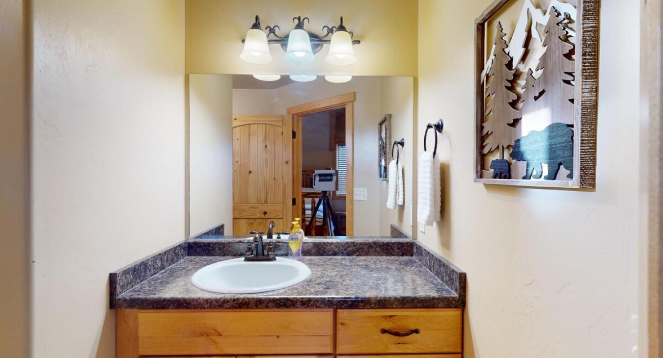 Third bathroom with storage space to store your belongings.