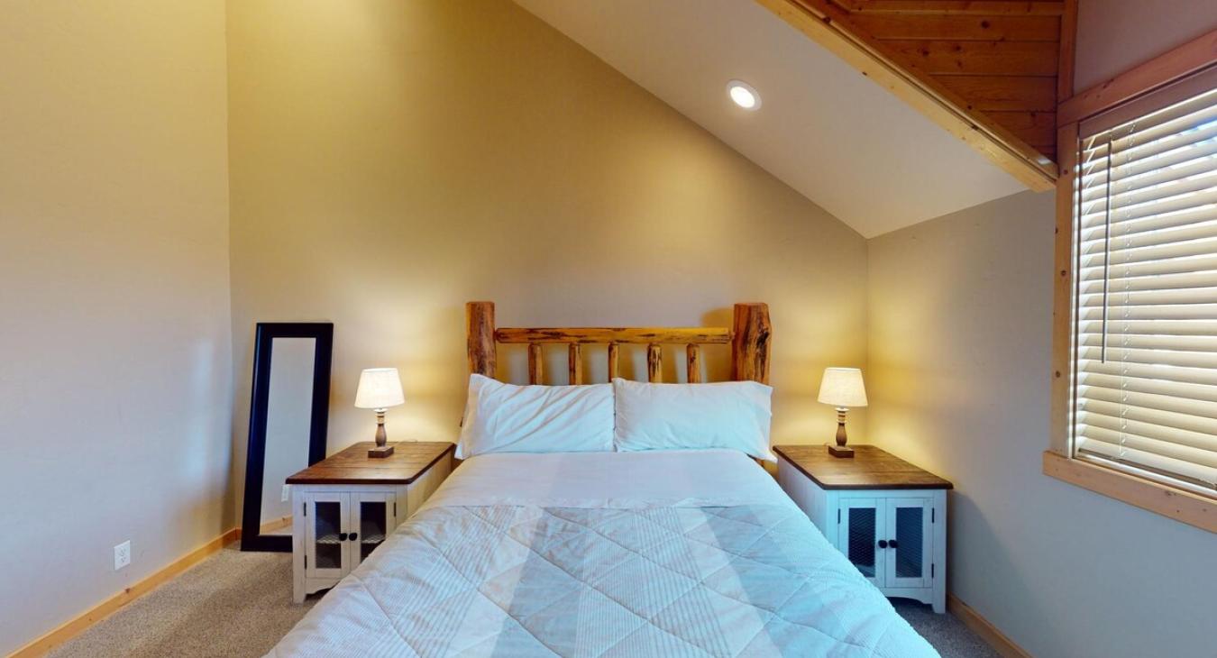 Queen size bed located in this room.