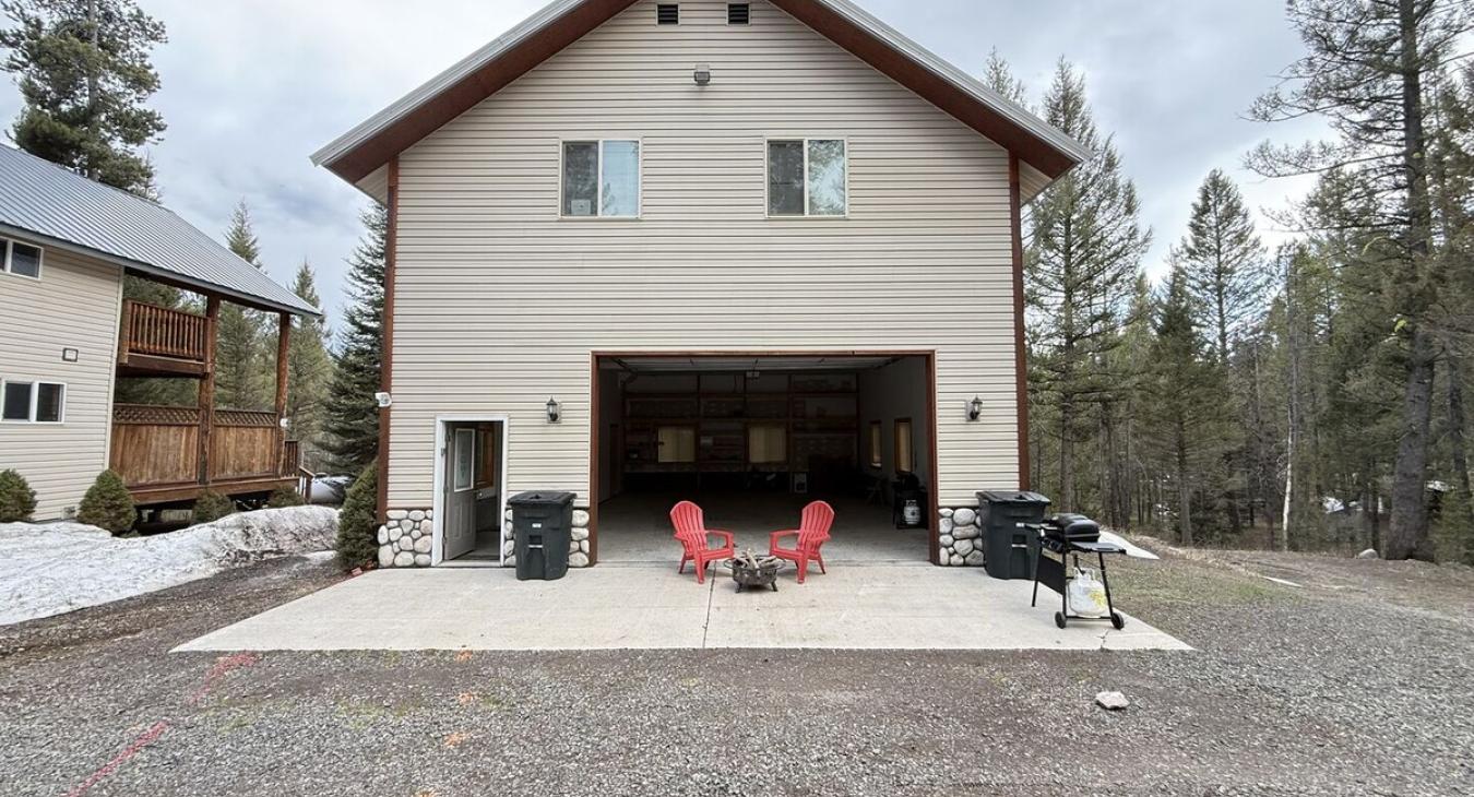 Shared driveway with the cabin next door