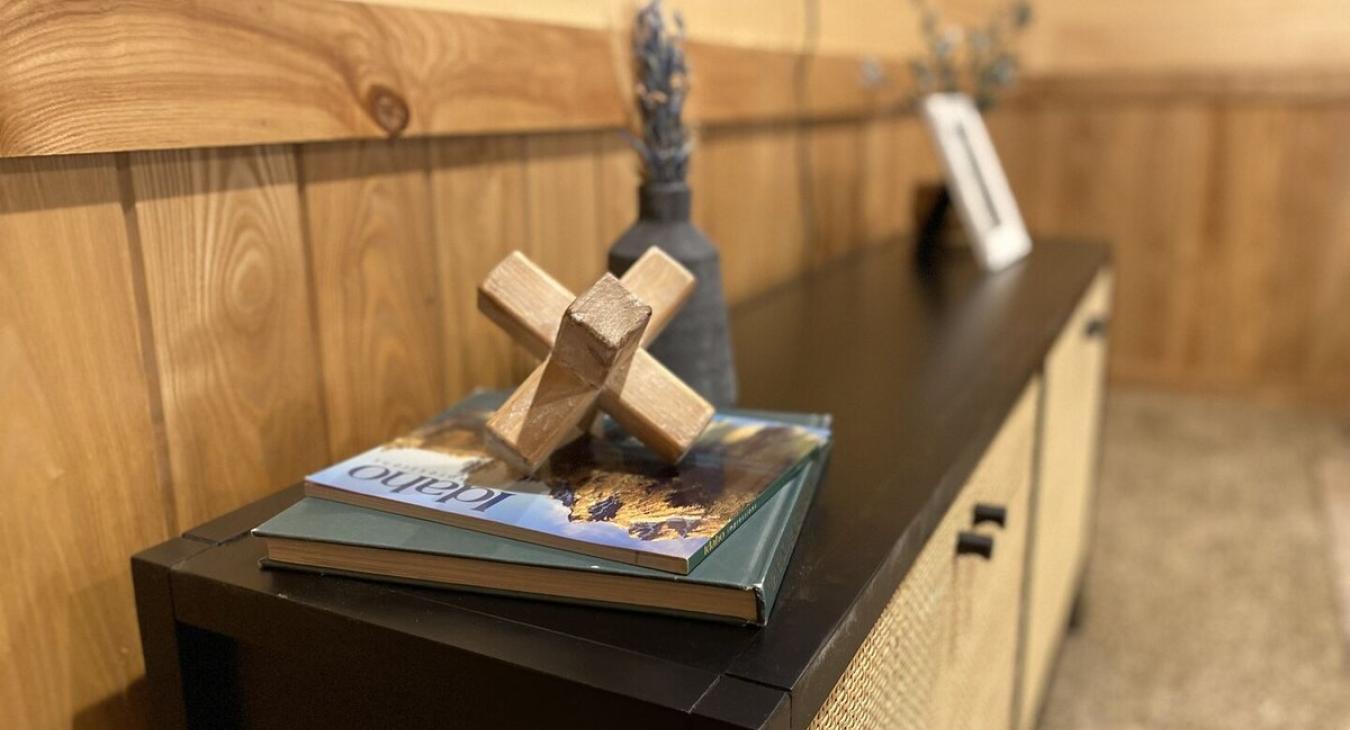Small decor located throughout the cabin.