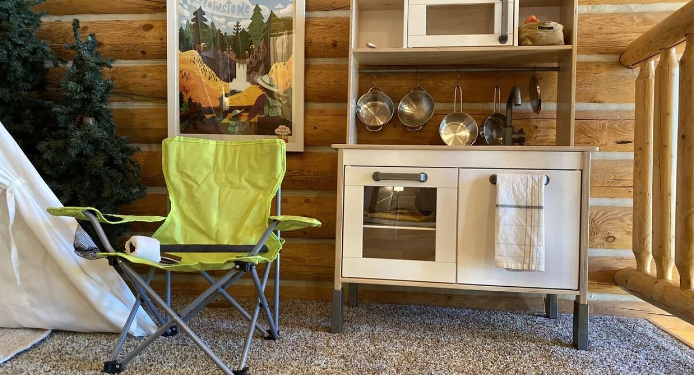 Play kitchen to entertain the kiddos.