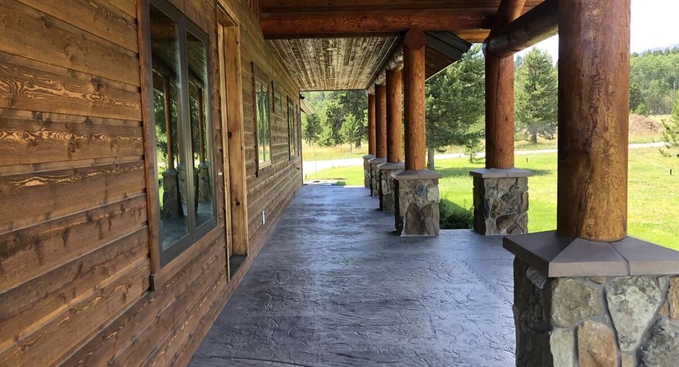Outside deck to enjoy the beautiful cabin.
