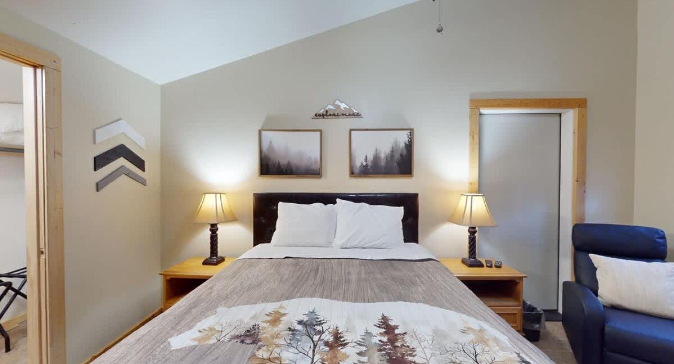 This room comfortably sleep 2 people.