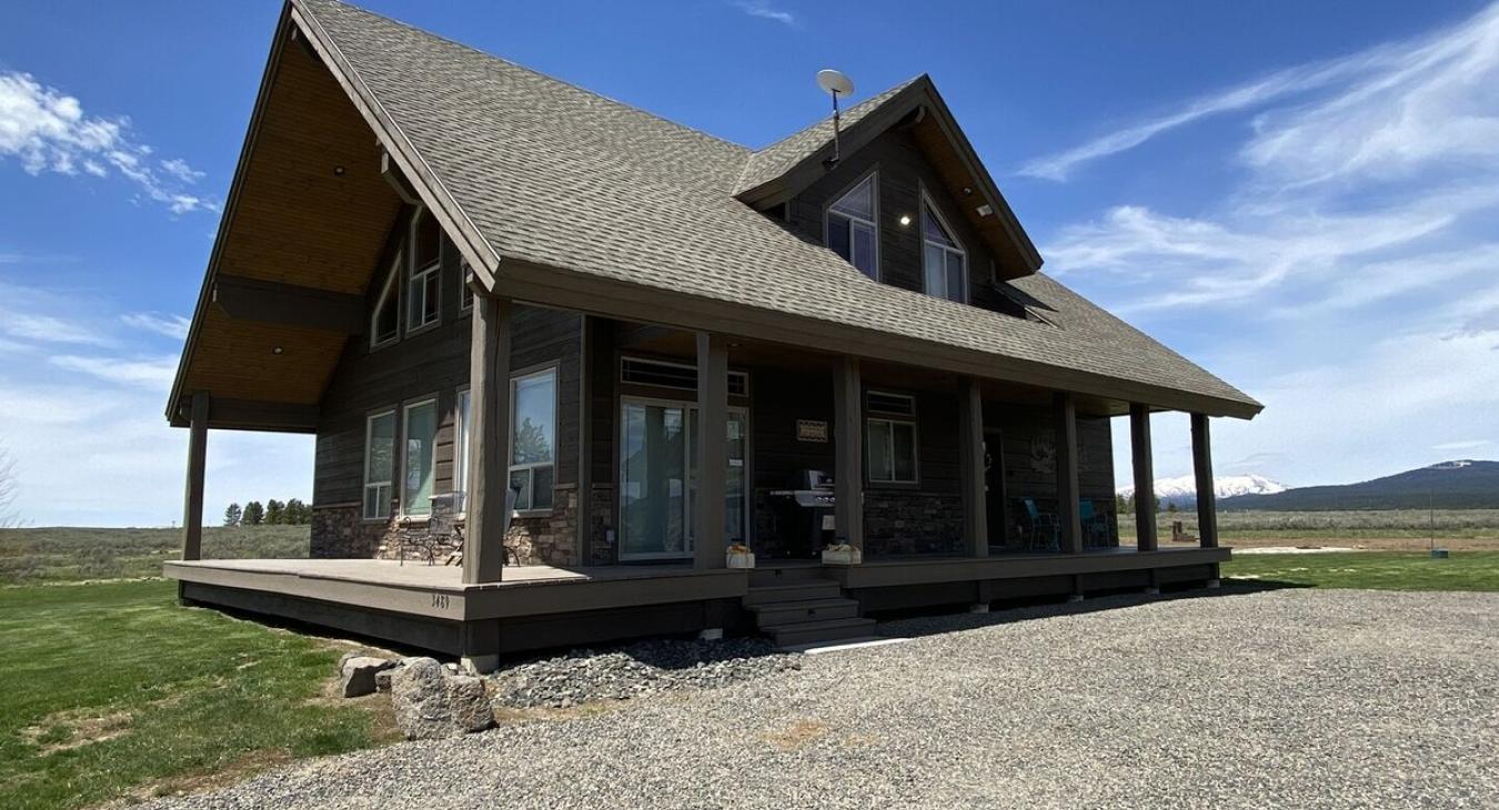 A large driveway leads up to the cabin to be able to park all your vehicles.