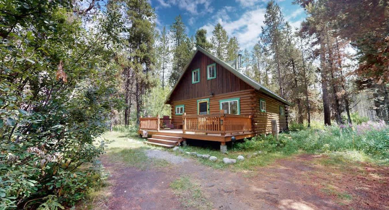 Large log cabin located near Elk Creek Ranch.