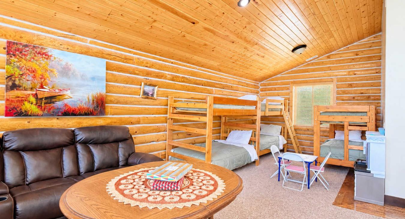 3 sets of twin bunk beds are also located here. Perfect for up to 6 people.