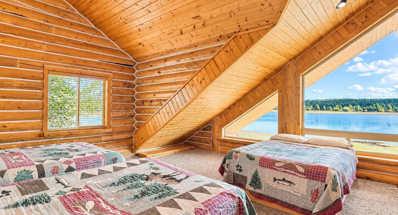 East wing loft is equipped with 3 Queen size bed.