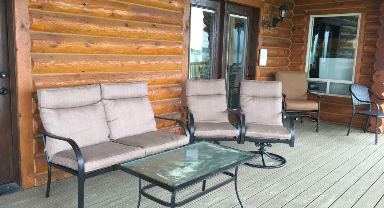 More seating available on the deck.