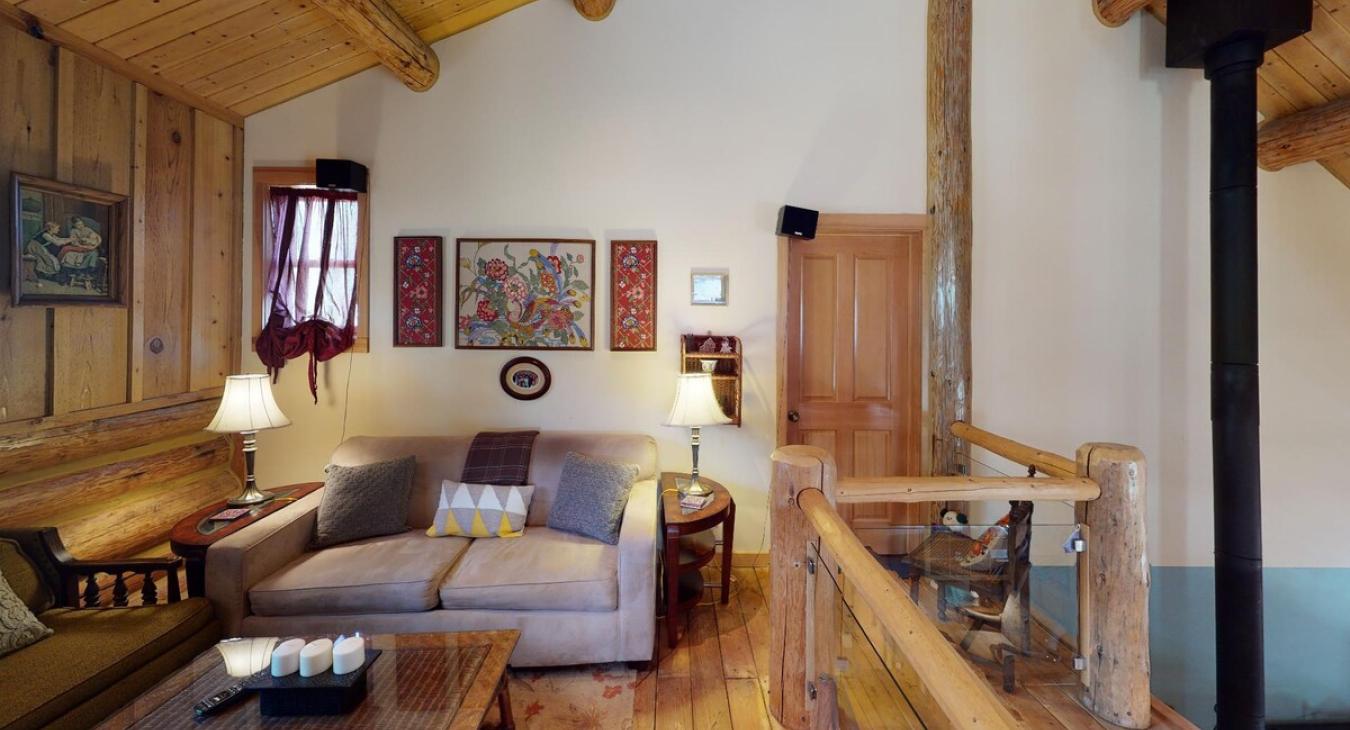 Lots of beautiful decor placed throughout the cabin.