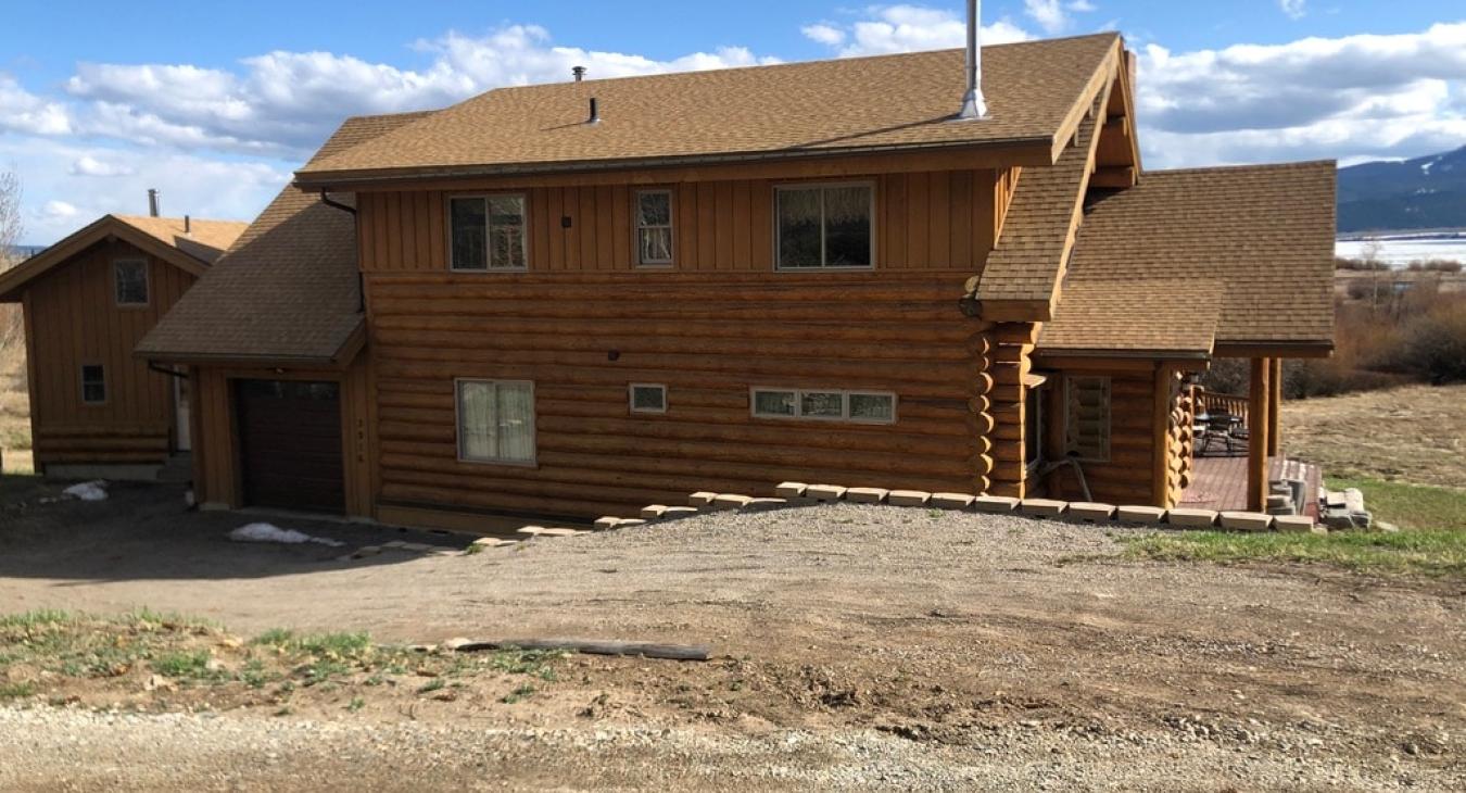 Side view of the cabin.