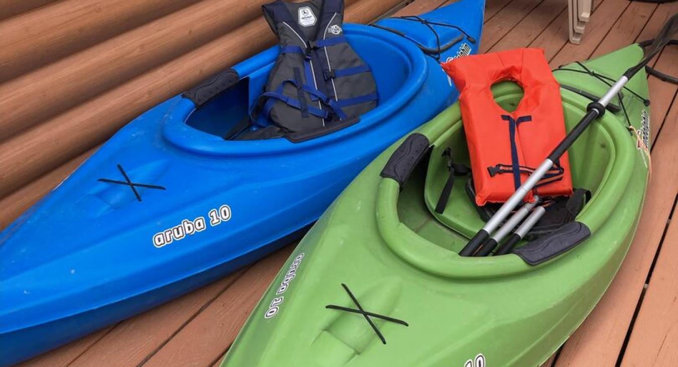 Adventure awaits! Take advantage of the complimentary Aruba 10 kayaks and life jackets provided, ready for your unforgettable days on the nearby water.