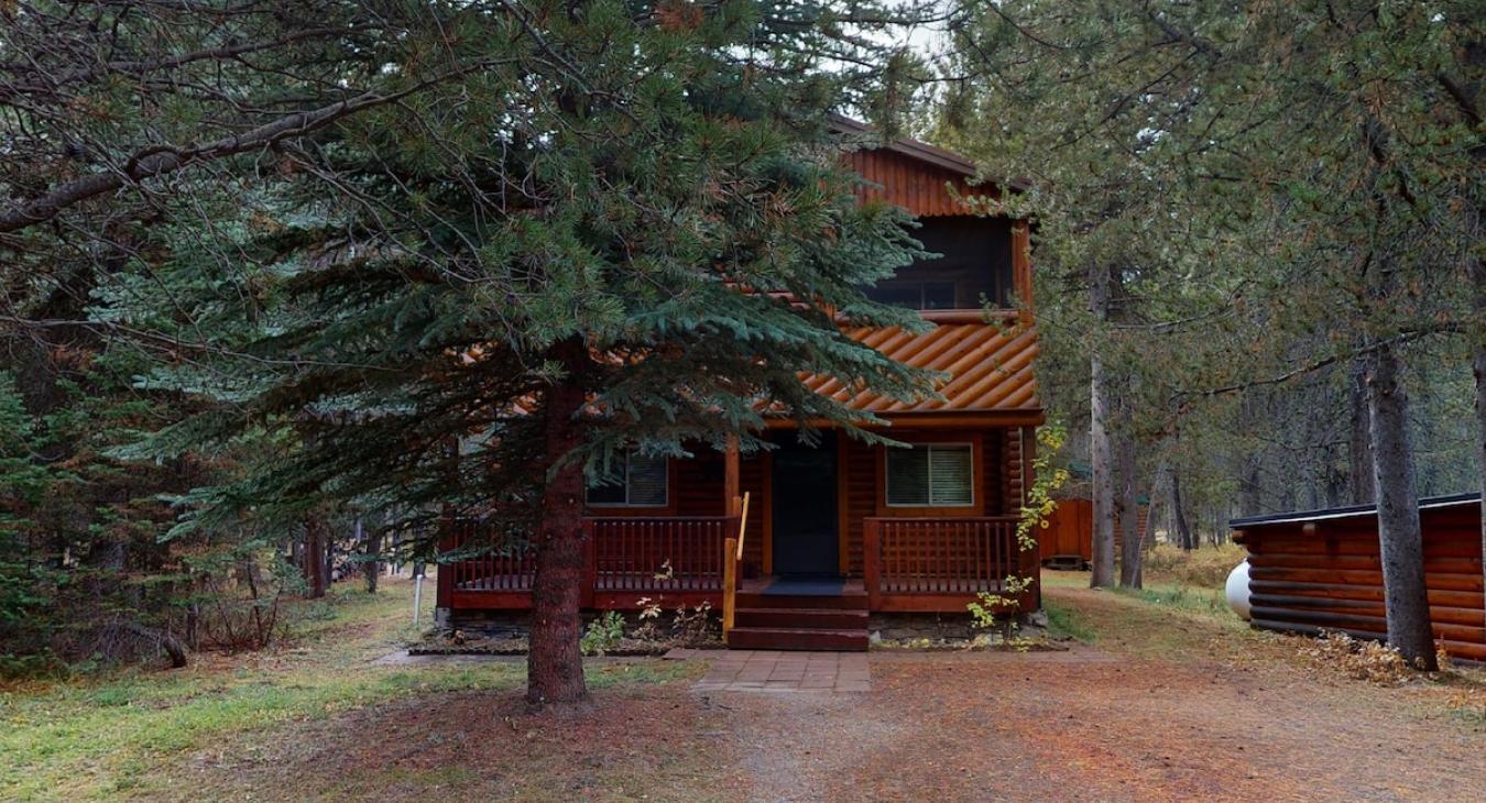 Beautiful log cabin located on Bills Island.