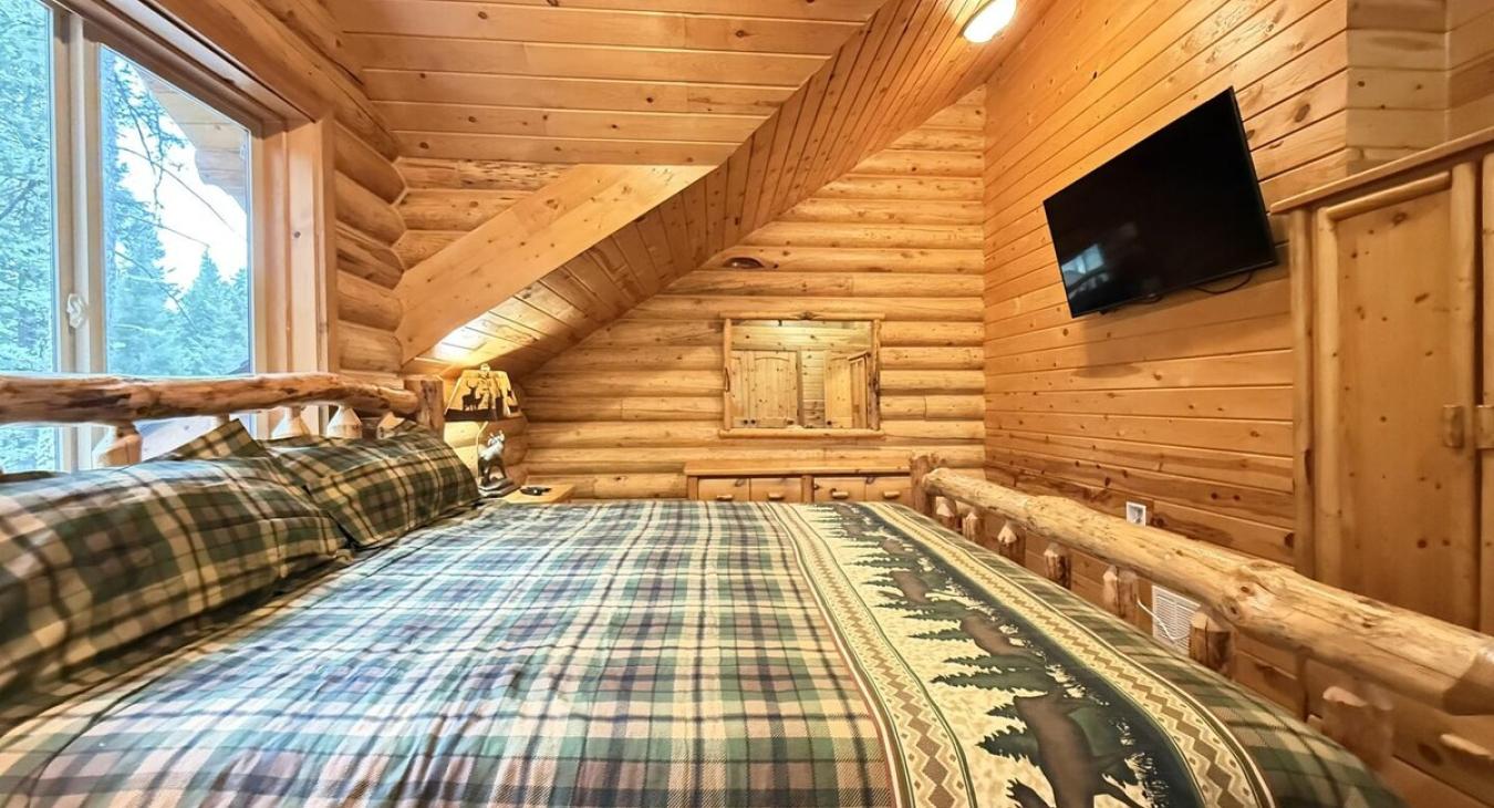 Perfect for 2 people. Flat screen smart tv.