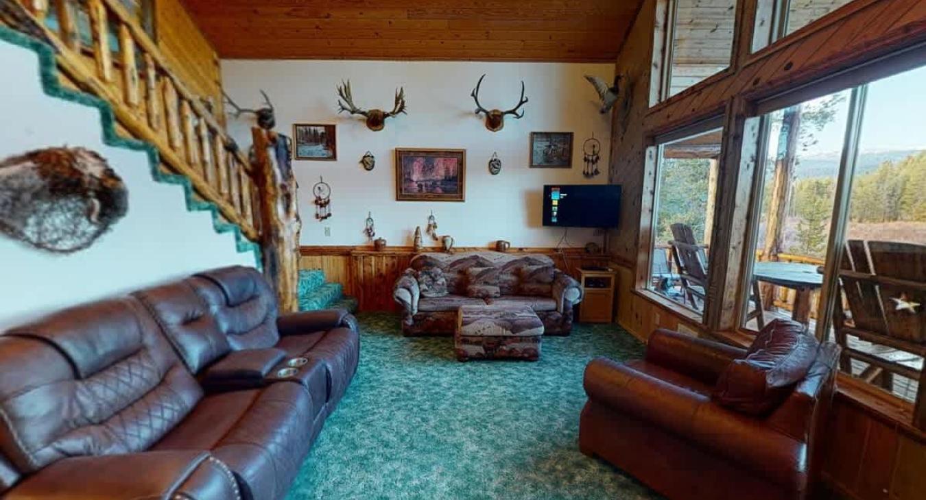 Upon entrance of the cabin you are welcomed by the living room.