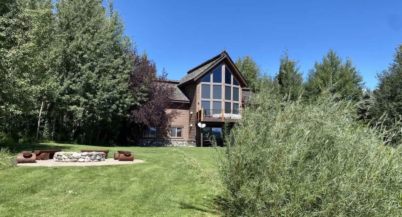 Back view of the cabin.