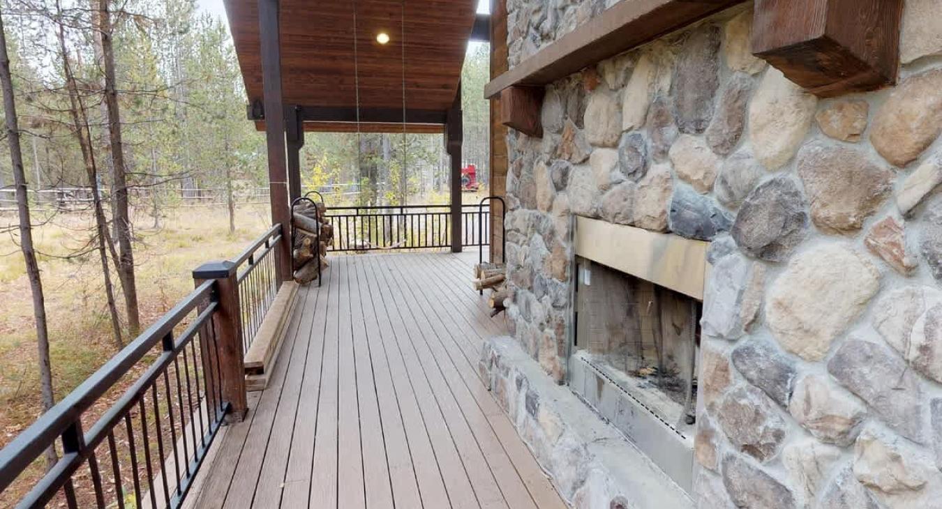 Beautiful deck to enjoy the scenery.