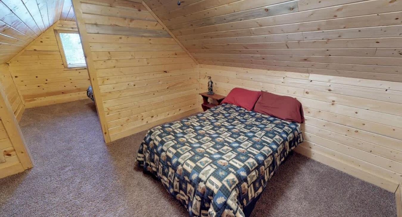 Full bed in the garage apartment for 2 people.