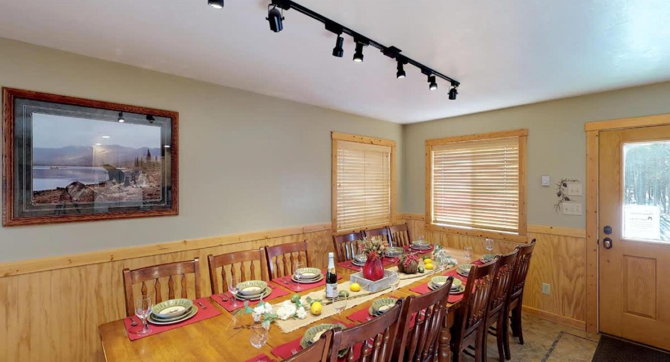 Enjoy a nice meal during your stay with everyone at the dining table.