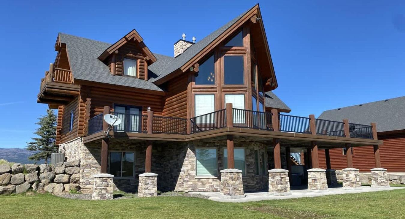 This cabin exudes rustic charm while seamlessly blending into the natural beauty of its surroundings.