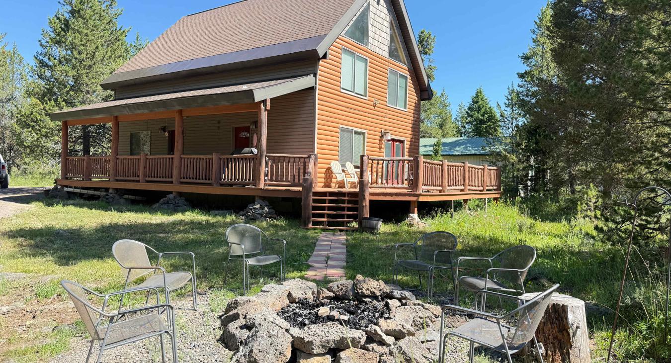 Welcome to Mangy Moose! This beautiful mountain cabin boasts an impressive front porch, a spacious yard with a fire pit, and a peaceful forest setting.