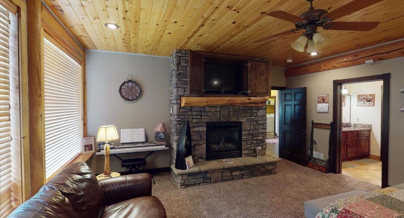 King bed is located in this room.