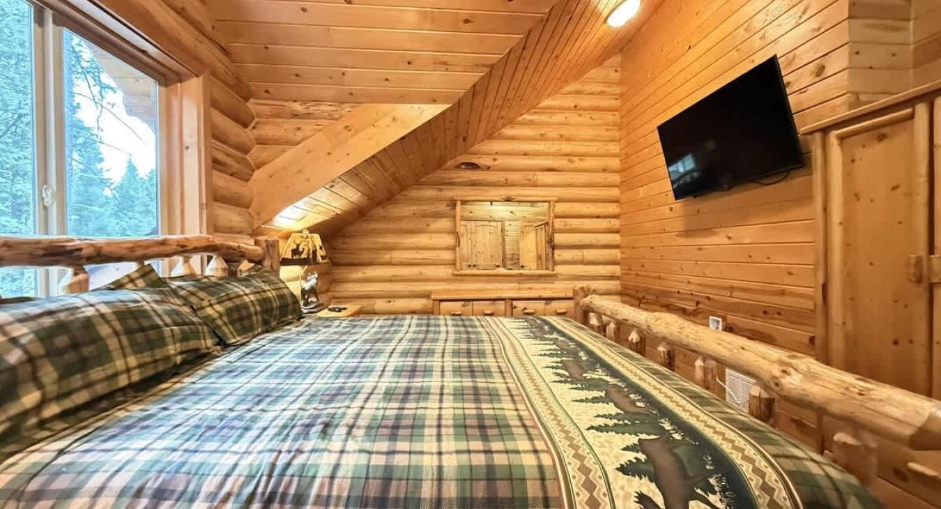 Perfect for 2 people. Flat screen smart tv.