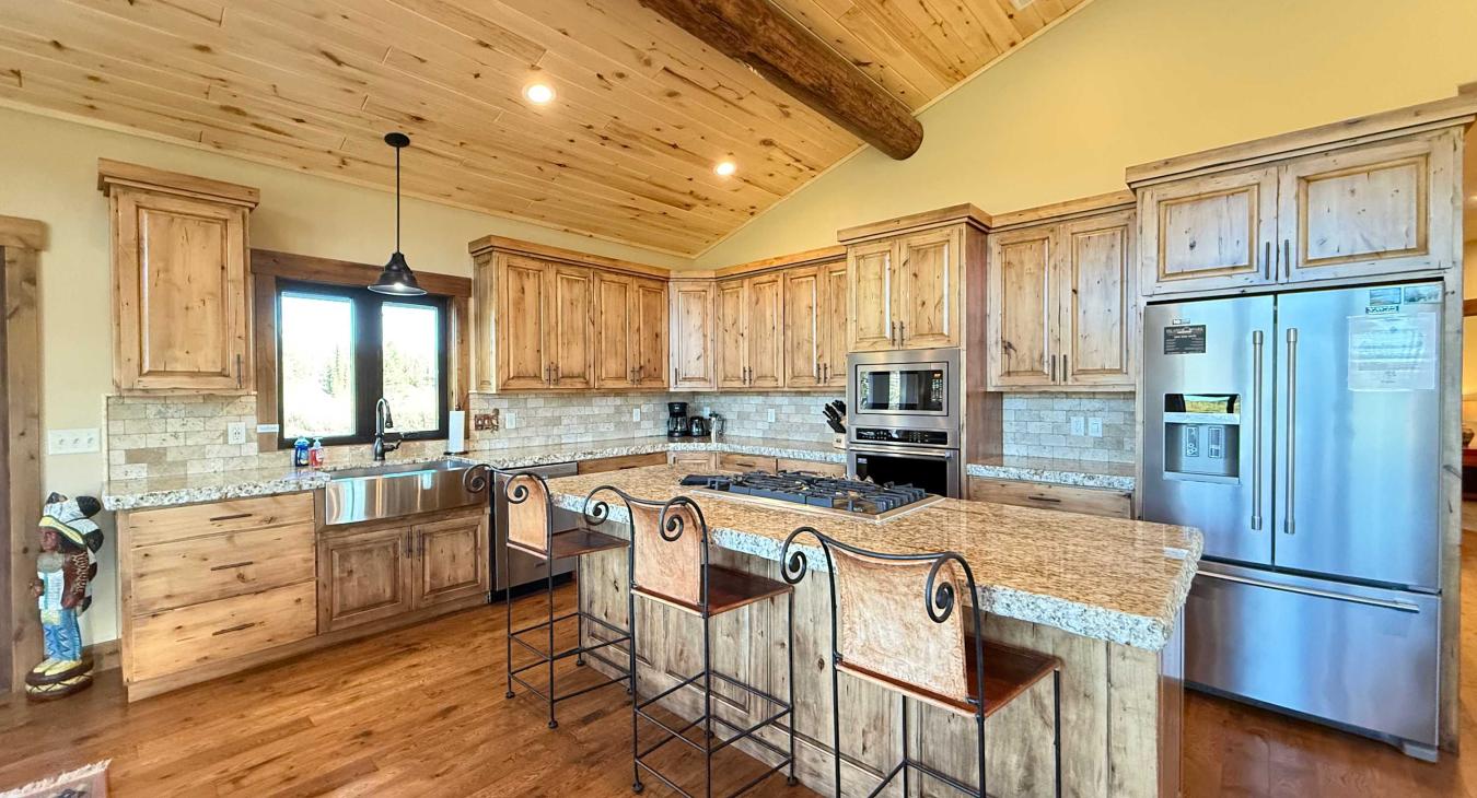 Cozy Cabin | 20 MI to YNP | Walk to Henry’s Lake